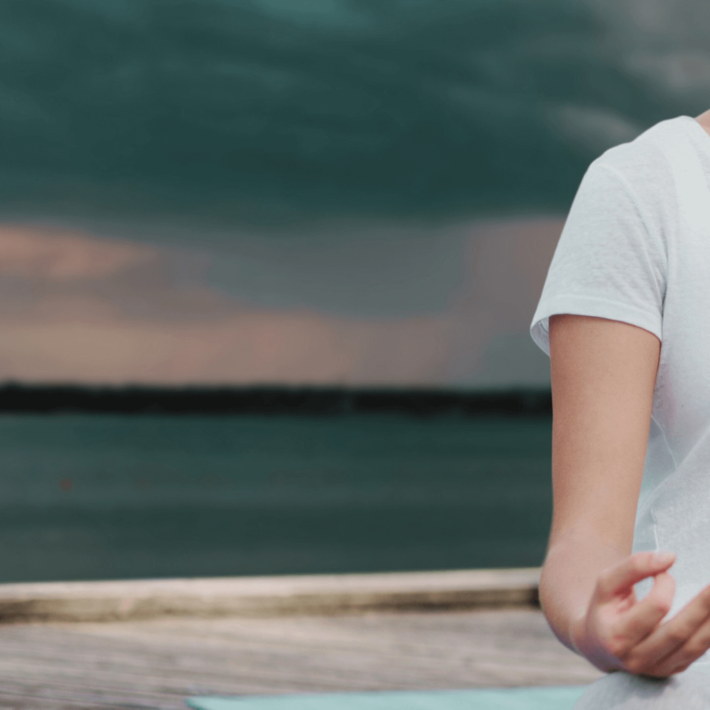 Hombre y mujer practicando mindfulness en pareja