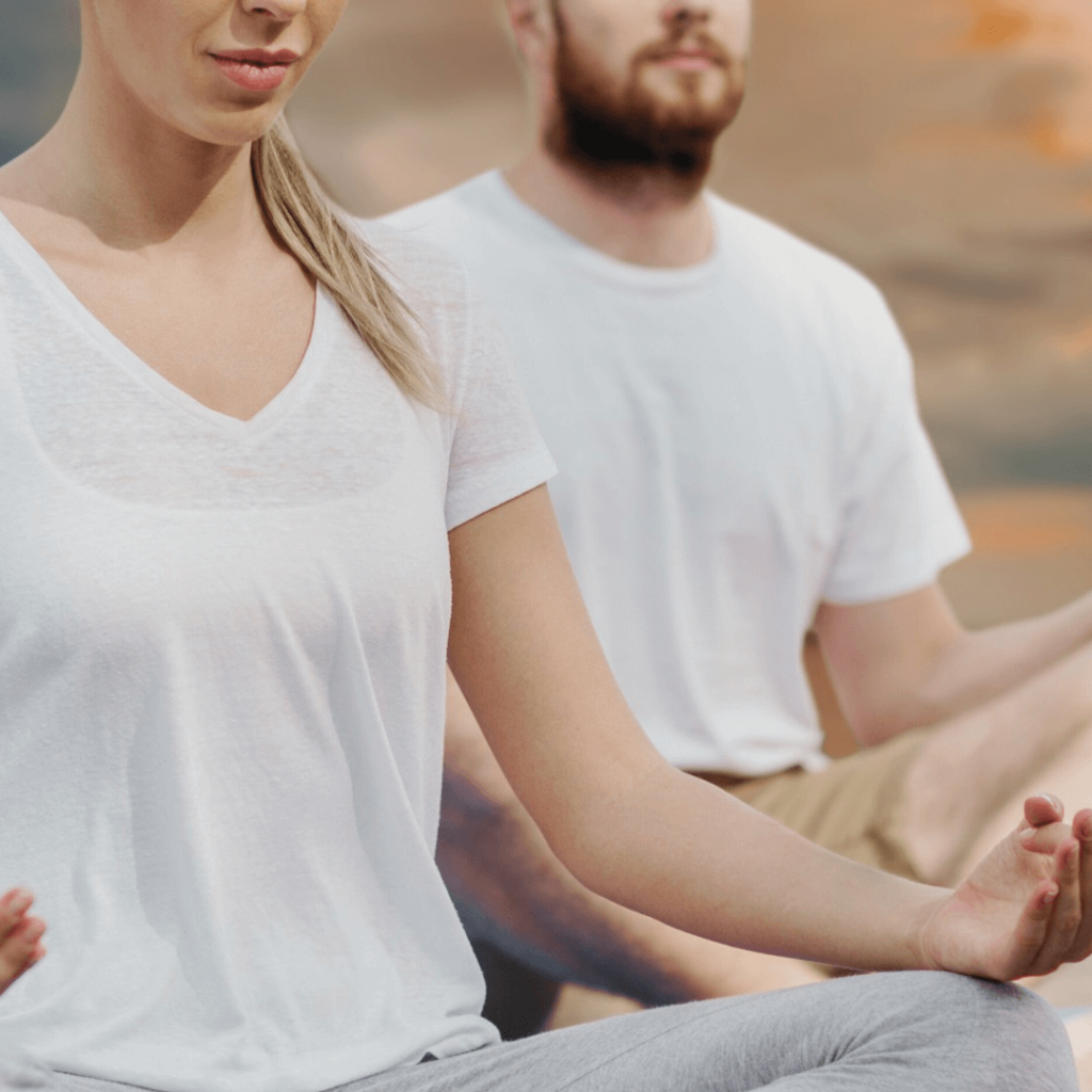 Hombre y mujer practicando mindfulness en pareja