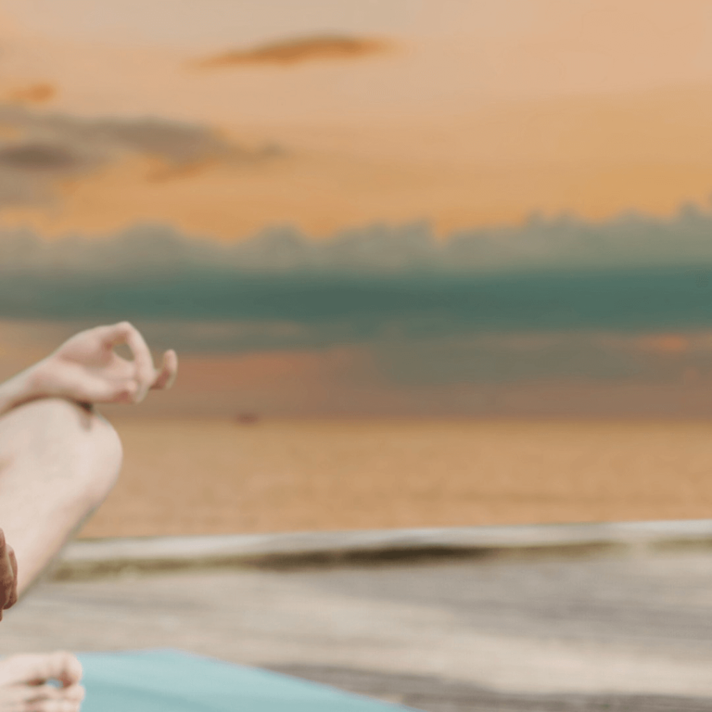 Hombre y mujer practicando mindfulness en pareja